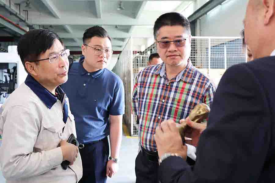 香港鑄造業(yè)總會總理事會成員蒞臨巨高機(jī)床指導(dǎo)工作(圖5)